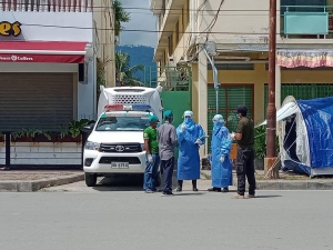 Ambulansia ne&#039;ebe para hela iha areador Hotel Katuas iha avenida Prezidente Nicolao Lobato, Dili (15/4)