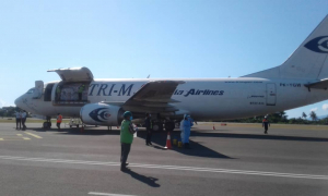 Aviaun Asia Airlines neebé tula Vasina Astrazeneca rihun 100.800 husi Nove Zelandia, para hela iha Aeroportu Internasional Nicolau Lobato, Komoro, kuarta (09/06). 