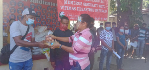 Country Manager APHEDA Timor-Leste, Elisabeth Lino de Araújo entrega hela sasán apoiu Umanitariu ba membru ne&#039;ebé afeita dezastre Naturais iha sede KSTL Bemori, segunda (07/06). 