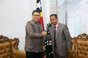 Embaisadór Repúblika Indonezia Iha Timor-Leste (RI), Okto Dorinus Manik, kaer liman hela ho Prezidente Parlamentu Nasionál (PN), Aniceto Longuinhos Guterres Lopes.