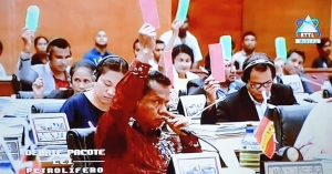 Deputadu Parlamentu Nasional iha momentu vota ba proposta de lei ida iha tinan kotuk