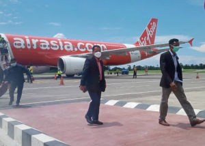 Prezidente Parlamentu Nasional (PN), Aniceto Gutres, hafoin tun husi Aviaun AirAsia iha Aeroportu Internasional Prezidente Nicolao Lobato, Komoro, sesta (25/03).